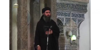 Le leader de l'Etat islamique, Abou Bakr al Baghdadi, affirme, dans une déclaration qui lui est attribuée jeudi, que son "califat" gagne du terrain dans le monde arabe et appelle ses partisans à allumer les "volcans du djihad" dans plusieurs pays, dont l'Arabie saoudite. /Capture d'écran du 5 juillet 2014/REUTERS