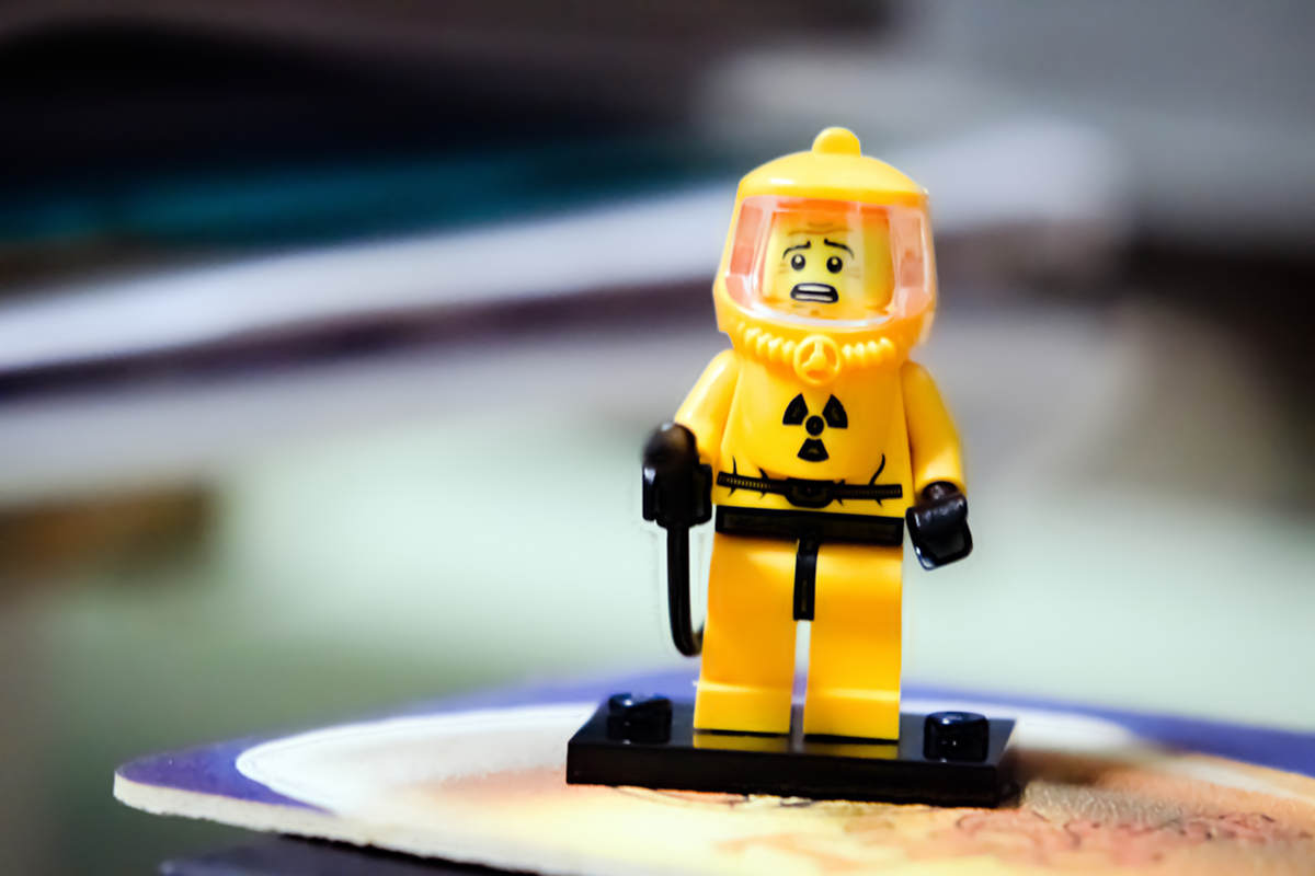 Un personnage en légo avec le logo radioactif.