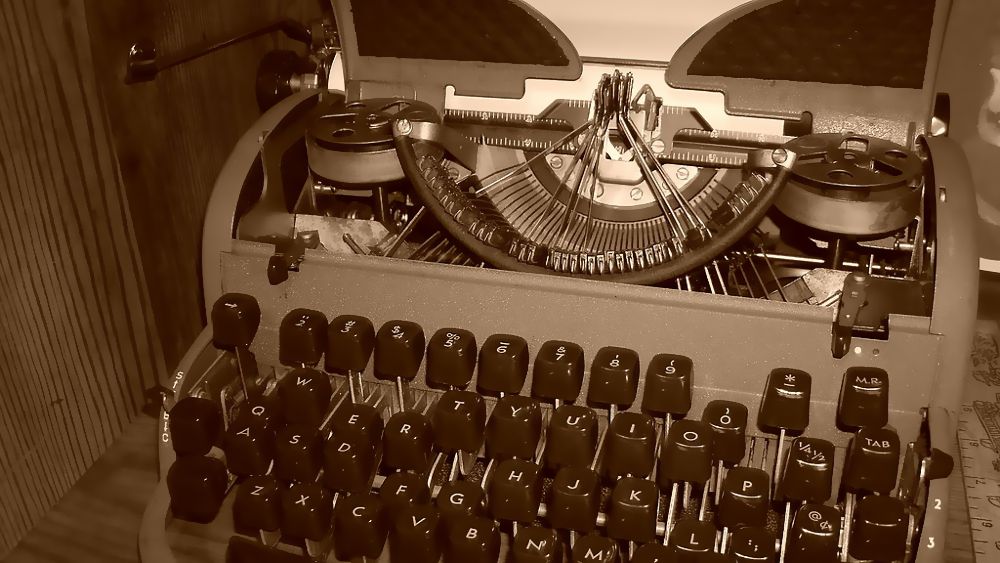 une machine à écrire emmêlée