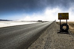 route déserte photo avec un panneau