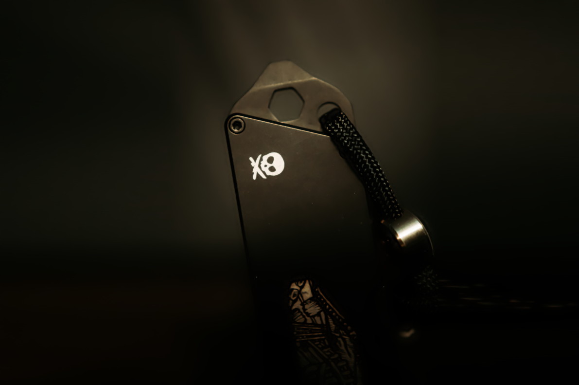 Photo d’une clé avec un logo de pirates.