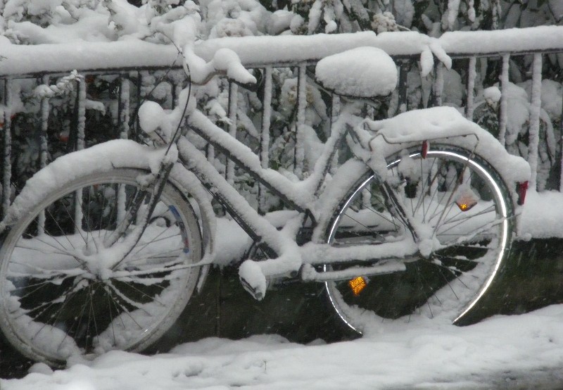 un vélo sur la neige